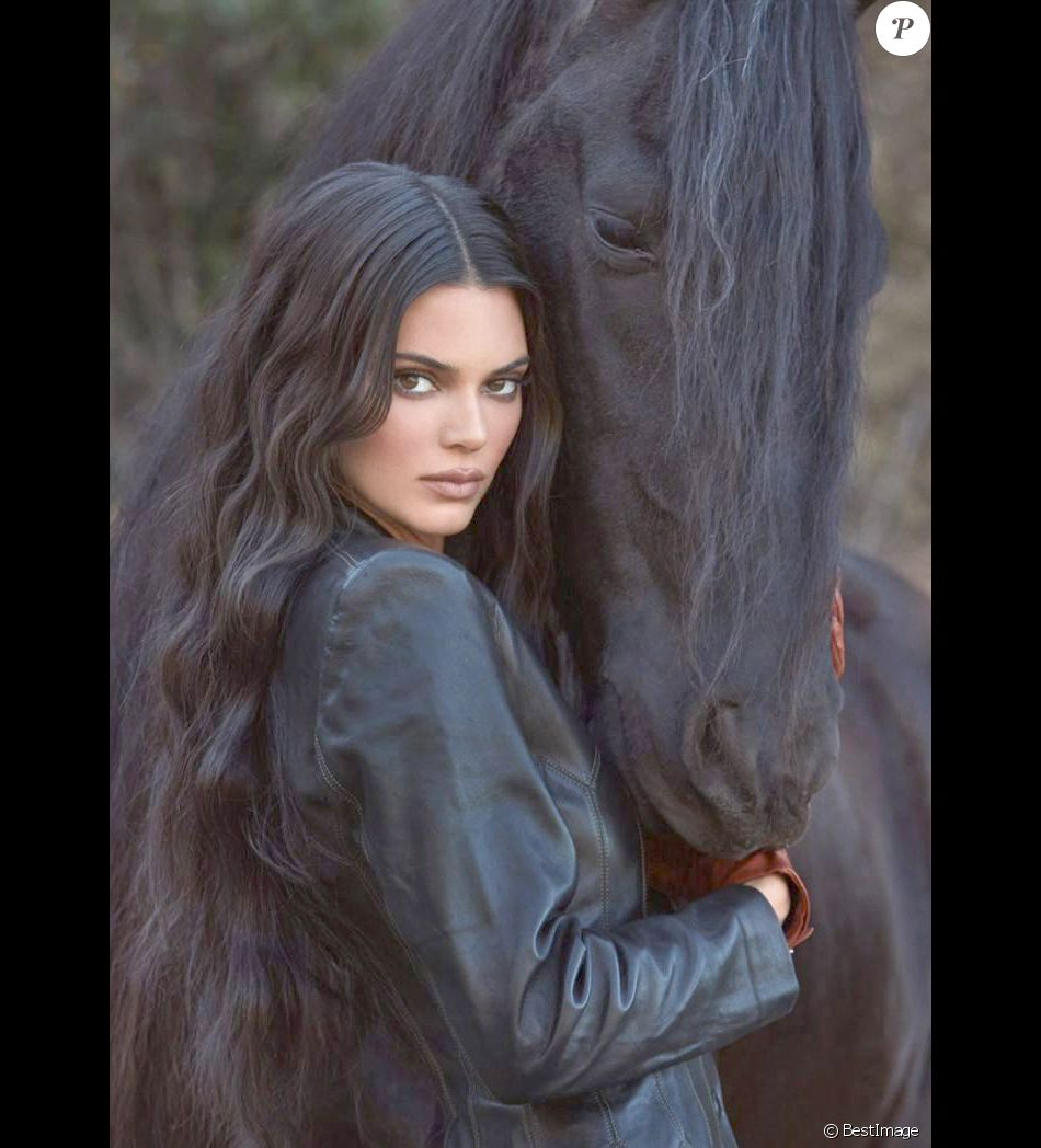 Kendall Jenner lance une autre collection de trois parfums de KKW, la marque de K.Kardashian, le 22 mars 2021.