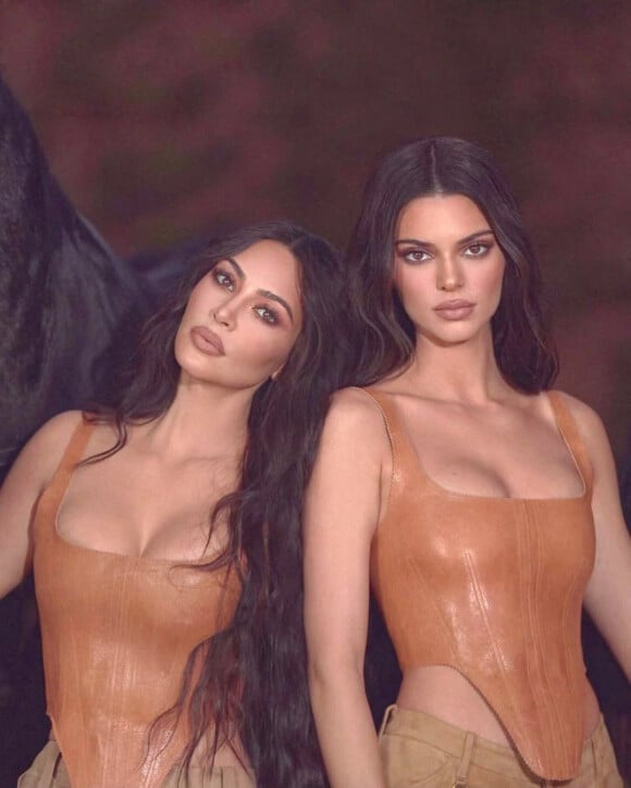 Kim Kardashian et Kendall Jenner posent avec des chevaux pour le nouveau parfum de KKW, le 22 mars 2021. 