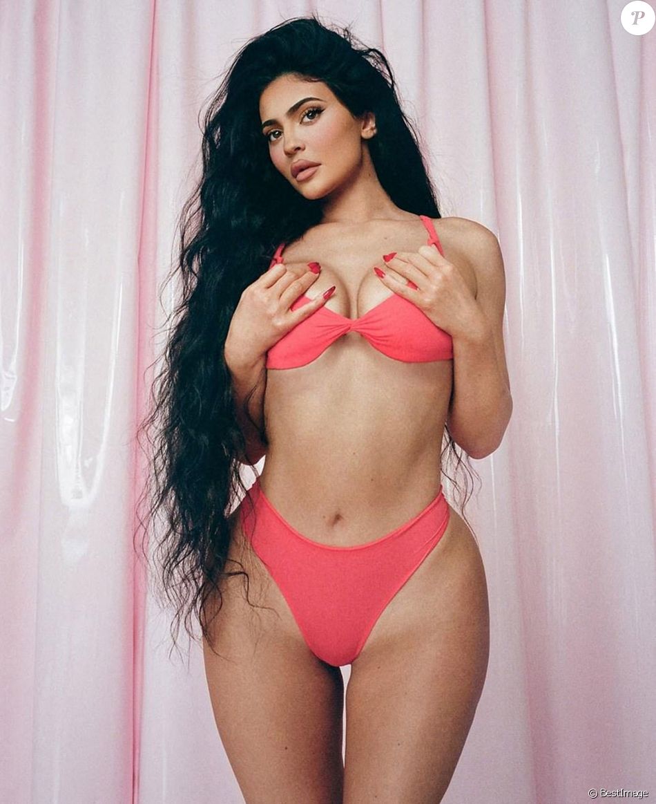 Kim Kardashian, Kendall et Kylie Jenner posent pour la campagne de la Saint Valentins de SKIMS, la marque de Kim Kardashian, le 14 février 2021.