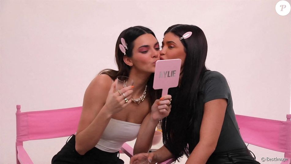 Kylie et Kendall Jenner tournent une séquence "Get Ready With Me" dans laquelle elle boivent de la Tequila et se maquillent avec la gamme de cosmétiques "Kylie Cosmetics". Los Angeles. Le 17 mars 2021.