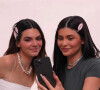 Kylie et Kendall Jenner tournent une séquence "Get Ready With Me" dans laquelle elle boivent de la Tequila et se maquillent avec la gamme de cosmétiques "Kylie Cosmetics". Los Angeles. Le 17 mars 2021.