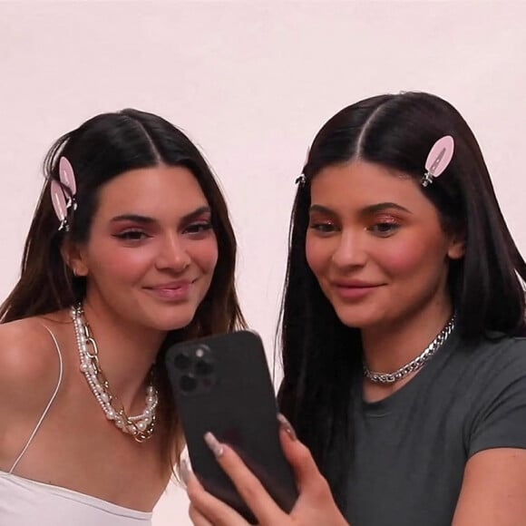 Kylie et Kendall Jenner tournent une séquence "Get Ready With Me" dans laquelle elle boivent de la Tequila et se maquillent avec la gamme de cosmétiques "Kylie Cosmetics". Los Angeles. Le 17 mars 2021.