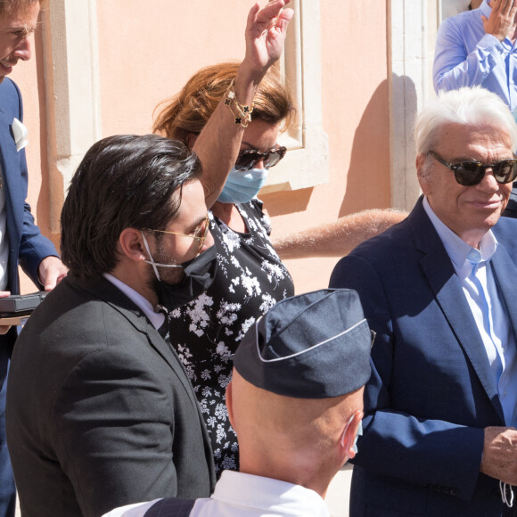 Info du 4 avril 2021 Bernard Tapie et sa femme Dominique violentés chez eux lors d'un cambriolage - Bernard Tapie et sa femme Dominique - Mariage civil de Sophie Tapie et Jean-Mathieu Marinetti à la mairie de Saint-Tropez en présence de leurs parents et de la famille le 20 août 2020.