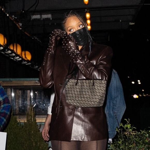 Rihanna arrive au restaurant Pastis pour célébrer l'anniversaire de sa mère Monica Braithwaite. New York, le 5 avril 2021.