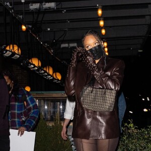 Rihanna arrive au restaurant Pastis pour célébrer l'anniversaire de sa mère Monica Braithwaite. New York, le 5 avril 2021.