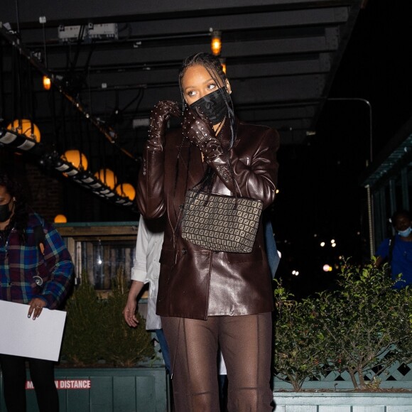 Rihanna arrive au restaurant Pastis pour célébrer l'anniversaire de sa mère Monica Braithwaite. New York, le 5 avril 2021.