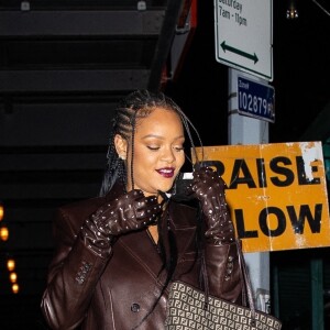 Rihanna arrive au restaurant Pastis pour célébrer l'anniversaire de sa mère Monica Braithwaite. New York, le 5 avril 2021.