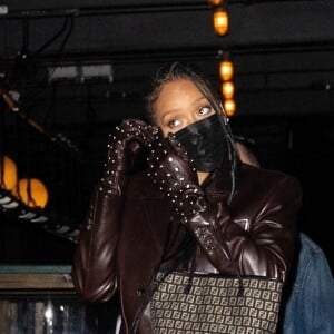 Rihanna arrive au restaurant Pastis pour célébrer l'anniversaire de sa mère Monica Braithwaite. New York, le 5 avril 2021.