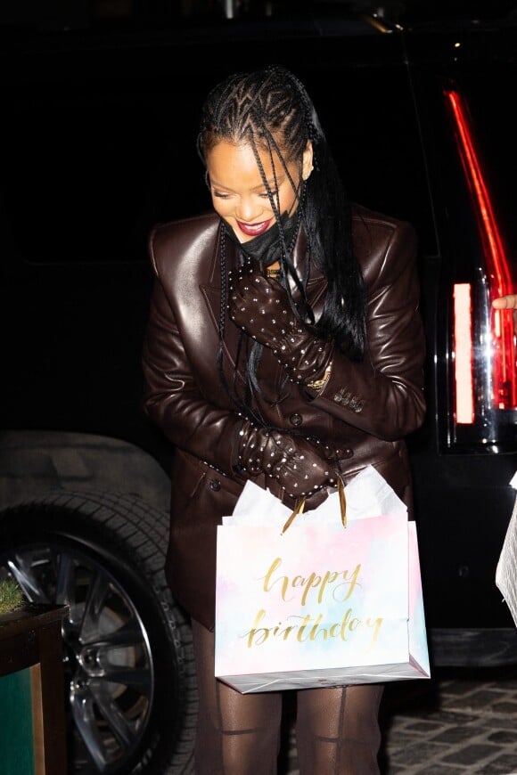 Rihanna arrive au restaurant Pastis pour célébrer l'anniversaire de sa mère Monica Braithwaite. New York.