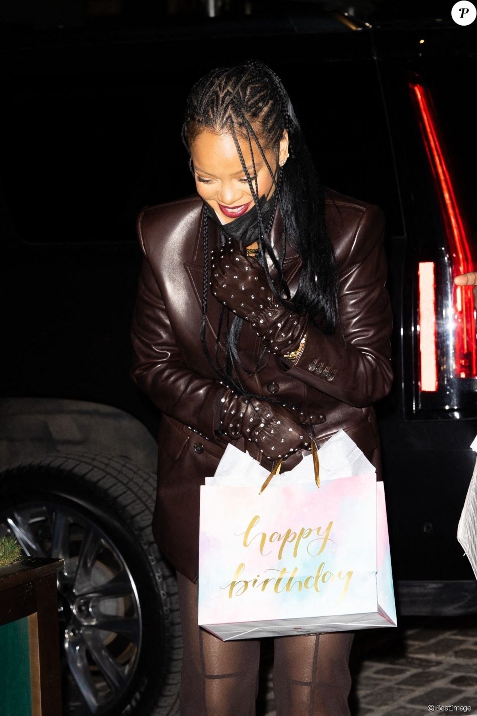 Rihanna Arrive Au Restaurant Pastis Pour Celebrer L Anniversaire De Sa Mere Monica Braithwaite New York Purepeople