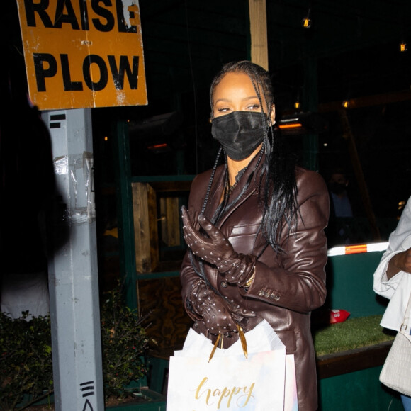 Rihanna arrive au restaurant Pastis pour célébrer l'anniversaire de sa mère Monica Braithwaite. New York, le 5 avril 2021.