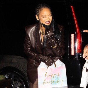 Rihanna arrive au restaurant Pastis pour célébrer l'anniversaire de sa mère Monica Braithwaite. New York, le 5 avril 2021.