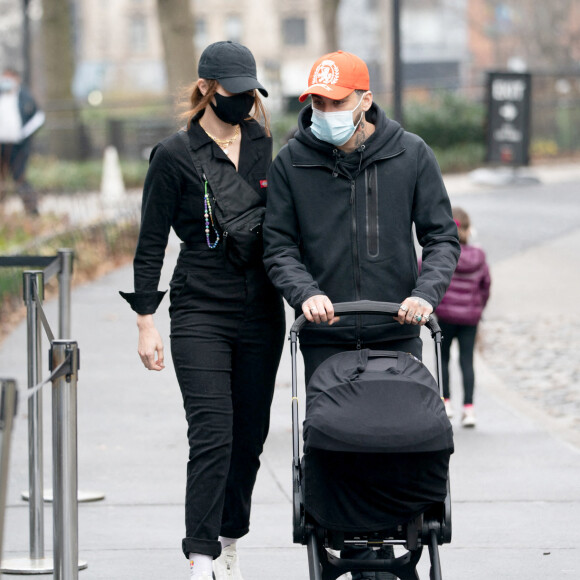 Exclusif - Gigi Hadid, son compagnon Zayn Malik et leur fille Khai se rendent au Musée américain d'histoire naturelle de New York. Le 26 mars 2021.