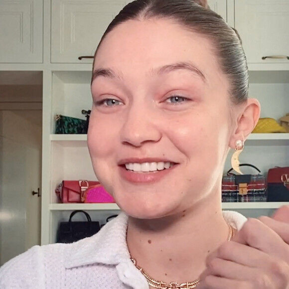 Gigi Hadid donne ses astuces beauté dans une vidéo pour le magazine "Vogue". Le 4 février 2021.