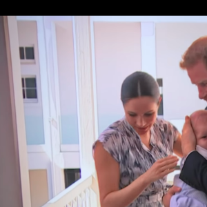 Le journaliste Tom Bradby avec le prince Harry, Meghan Markle et leur fils Archie lors de leur voyage officiel en Afrique du Sud, octobre 2019.