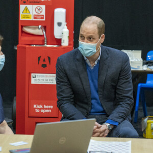 Le prince William, duc de Cambridge, lors de sa visite au centre de vaccination King's Lynn Corn Exchange à King's Lynn, Norfolk, Royaume Uni, le 22 février 2021.