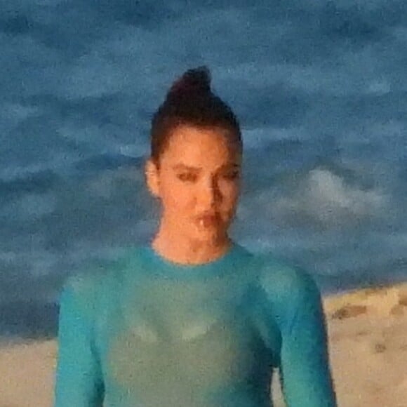 Exclusif - Khloe Kardashian lors d'une séance photo sur une plage de Providenciales, île de l'archipel des îles Caïcos, aux îles Turques et Caïques le 28 janvier 2021.