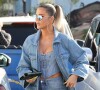 Khloe Kardashian en total look jean en balade dans le quartier de Sherman Oaks à Los Angeles, le 22 janvier 2020