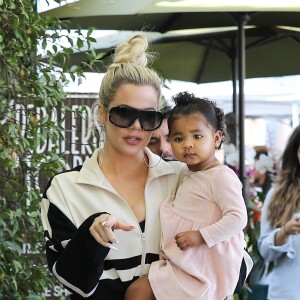 Exclusif - Khloe Kardashian est allée au Calabasas Farmers Market avec sa fille True à Los Angeles, le 16 novembre 2019.