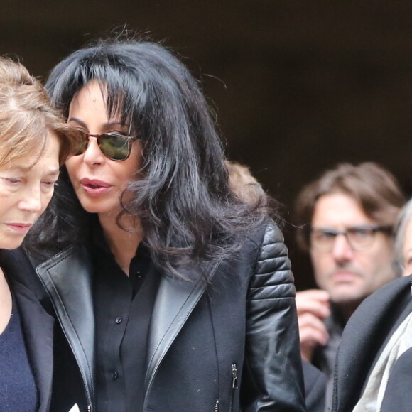 Jane Birkin et la ministre Yamina Benguigui - Sortie des obseques de Kate Barry en l'eglise Saint-Roch a Paris. Le 19 decembre 2013