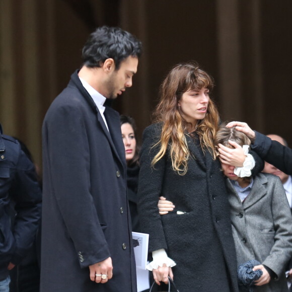 Roman de Kermadec (Fils de Kate Barry), Lou Doillon et son fils Marlowe, Jane Birkin - Sortie des obseques de Kate Barry en l'eglise Saint-Roch a Paris. Le 19 decembre 2013