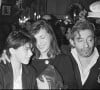 Kate Barry, Charlotte Gainsbourg, Jane Birkin et Serge Gainsbourg à la soirée des César 1986 au Fouquet's à Paris.