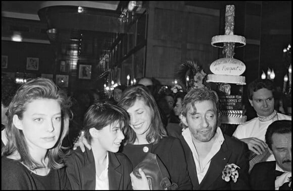 Kate Barry, Charlotte Gainsbourg, Jane Birkin et Serge Gainsbourg à la soirée des César 1986 au Fouquet's à Paris.