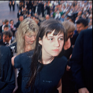 Kate Barry et sa soeur Charlotte Gainsbourg au Festival de Cannes en 1990.