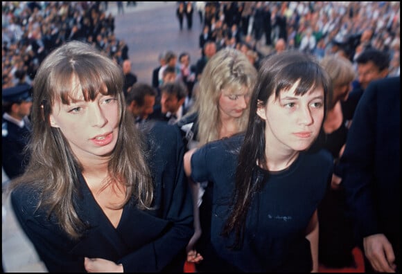 Kate Barry et sa soeur Charlotte Gainsbourg au Festival de Cannes en 1990.