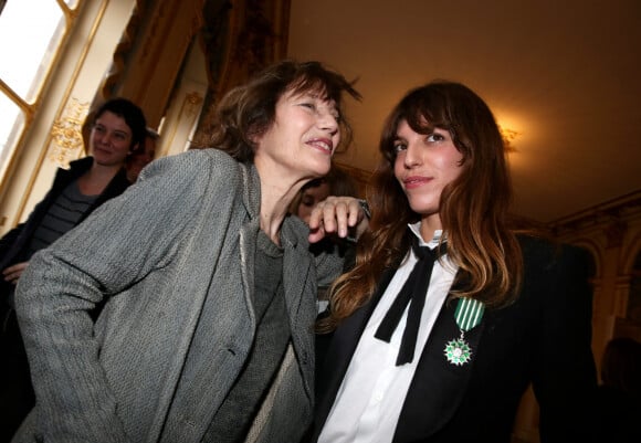 Jane Birkin et sa fille Lou Doillon Paris le 10 avril 2013 - Remise de la medaille de Chevalier de l'Ordre des Arts et des Lettres par la Ministre de la Culture et de la Communication, au Ministere de la Culture.
