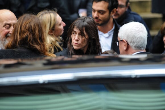 Charlotte Gainsbourg lors des obsèques de sa soeur Kate Barry en l'eglise Saint-Roch a Paris. Le 19 decembre 2013
