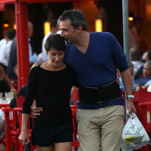 Alessandra Sublet et son mari Clément Miserez, très amoureux, en balade sur le port de Saint-Tropez, le 10 juillet 2015.