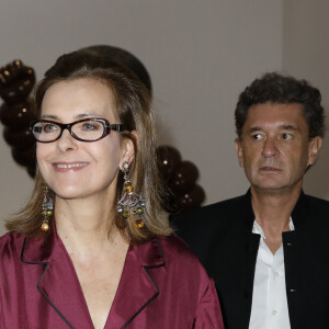 Semi-exclusif - Carole Bouquet et son compagnon Philippe Sereys de Rothschild au Musée national d'art moderne à Paris, France, le 19 octobre 2017. © Marc Ausset-Lacroix/Bestimage