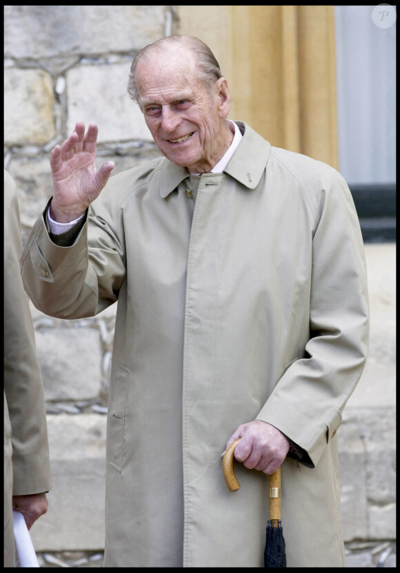 Le prince Philip assiste à un défilé de vieilles voitures au château de Windsor.