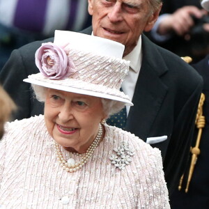 Le prince Philip, duc d'Edimbourg, la reine Elizabeth II d'Angleterre visitent le marché aux fleurs de Paris. Le 7 juin 2014.