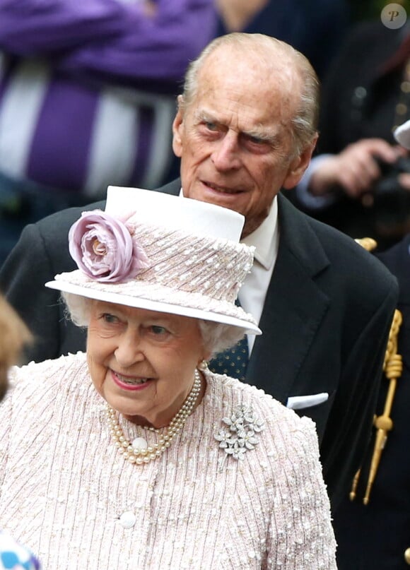 Le prince Philip, duc d'Edimbourg, la reine Elizabeth II d'Angleterre visitent le marché aux fleurs de Paris. Le 7 juin 2014.