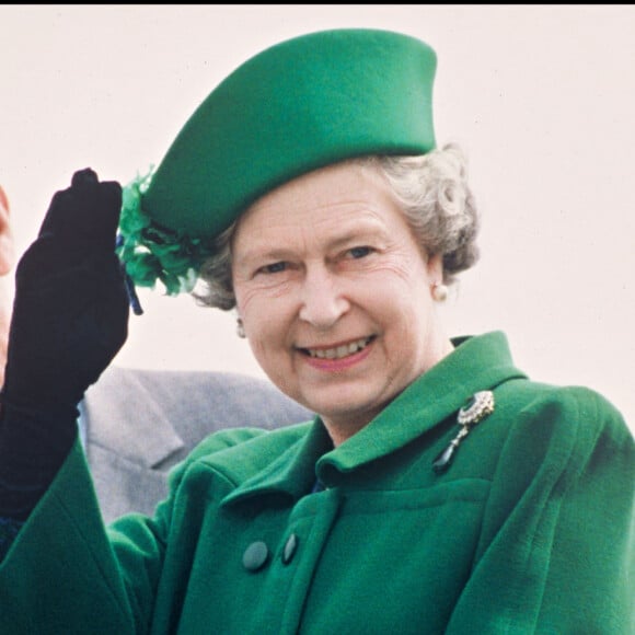 Archives - La reine Elizabeth d'Angleterre et le prince Philip, duc d'Edimbourg, à l'aéroport d'Heathrow. 1989.