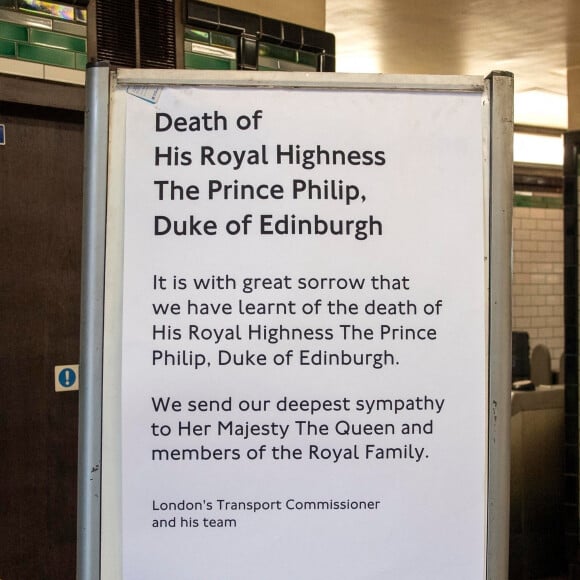 Une pancarte, annonçant le décès du prince Philip, duc d'Edimbourg, est affiché dans la station du métro Camden Town à Londres. Le 10 avril 2021