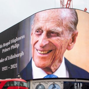 Un portrait du prince Philip, duc d'Edimbourg, diffusé sur un écran géant à Picadilly Circus à Londres, suite à l'annonce de son décès. Le 10 avril 2021