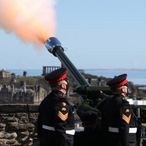 Illustration des coups de canon donnés par le "105th Regiment Royal Artillery" au château d'Edimbourg, en hommage au prince Philip, duc d'Edimbourg, décédé la veille. Le 10 avril 2021