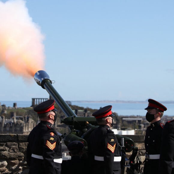 Illustration des coups de canon donnés par le "105th Regiment Royal Artillery" au château d'Edimbourg, en hommage au prince Philip, duc d'Edimbourg, décédé la veille. Le 10 avril 2021