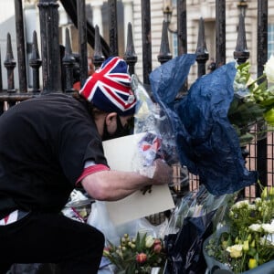 De nombreux hommages, des fleurs et des mots ont été déposés devant le palais de Buckingham à Londres, suite au décès du prince Philip, duc d'Edimbourg. Le 9 avril 2021