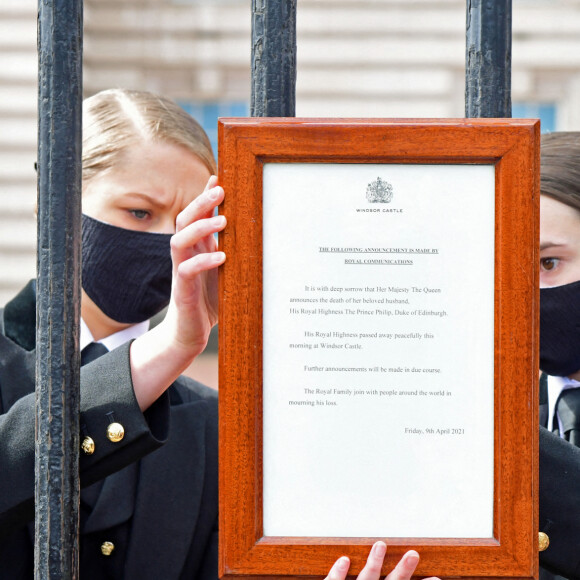 Le faire-part de décès du prince Philip, duc d'Edimbourg, est accroché sur la grille du palais de Buckingham à Londres le 9 avril 2021.