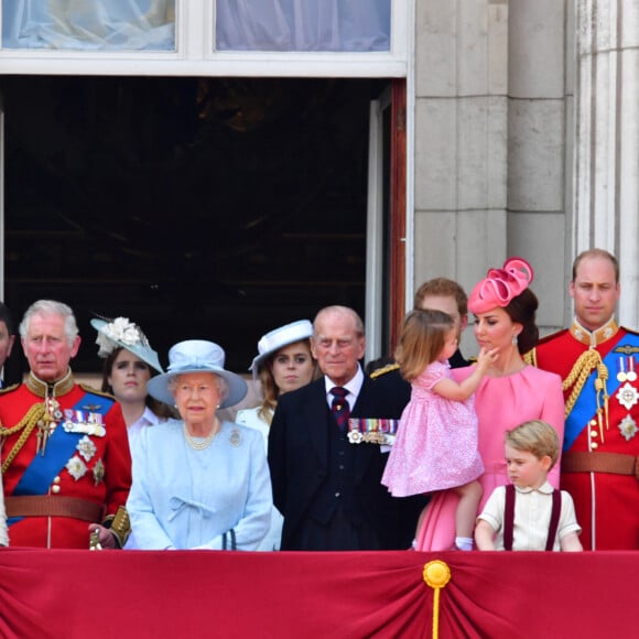 Camilla Parker-Bowles, duchesse de Cournouailles, Le prince Charles, prince de Galles, La reine Elisabeth II d'Angleterre, le prince Philip, duc d'Edimbourg, Catherine Kate Middleton, duchesse de Cambridge, la princesse Charlotte, le prince George et le prince William, duc de Cambridge - La famille royale d'Angleterre au balcon du palais de Buckingham pour assister à la parade "Trooping The Colour" à Londres le 17 juin 2017.