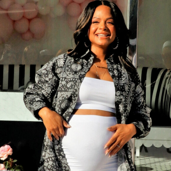 Christina Milian, enceinte, inaugure son food truck Beignet Box à Studio City le 9 avril 2021.  Studio City, CA - A very pregnant Christina Milian holds up a glass of Champagne during the grand opening of her Beignet Box Cafe in Studio City. Pictured: Christina Milian 