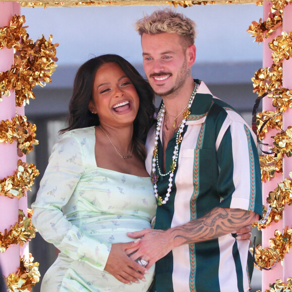 Christina Milian, enceinte, fait la promotion de son food truck Beignet Box lors d'une parade à Los Angeles avec son compagnon M Pokora (Matt).