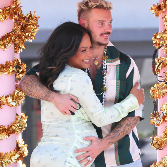 Christina Milian, enceinte, fait la promotion de son food truck Beignet Box lors d'une parade à Los Angeles avec son compagnon M Pokora (Matt) le 10 avril 2021.
