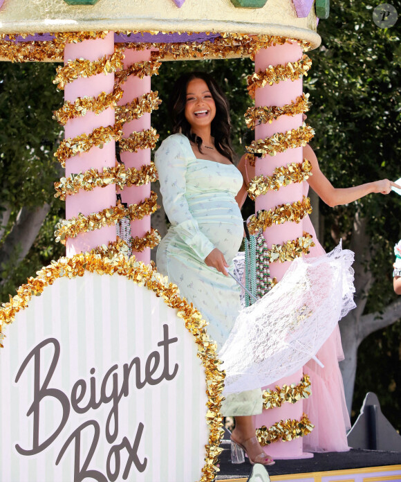 Christina Milian, enceinte, fait la promotion de son food truck Beignet Box lors d'une parade à Los Angeles avec son compagnon M Pokora (Matt) le 10 avril 2021.