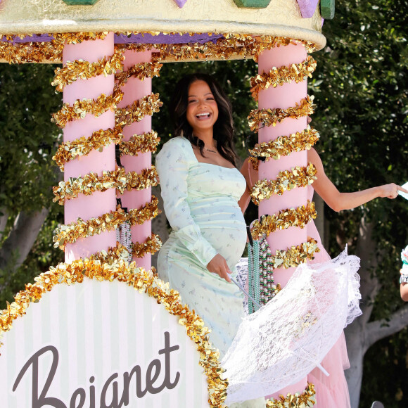 Christina Milian, enceinte, fait la promotion de son food truck Beignet Box lors d'une parade à Los Angeles avec son compagnon M Pokora (Matt) le 10 avril 2021.