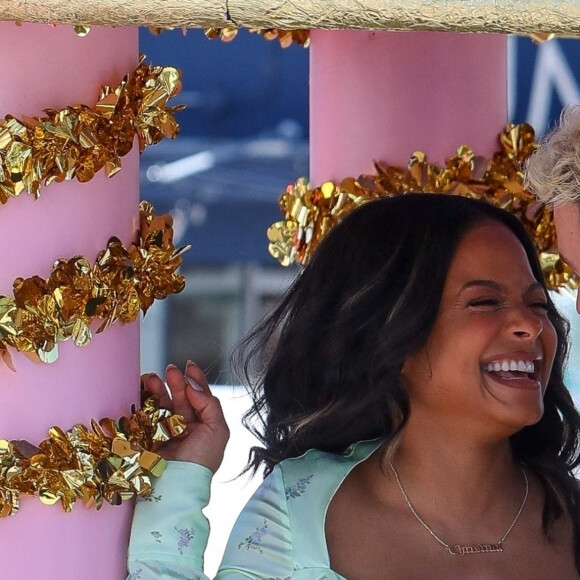 Christina Milian, enceinte, et son compagnon M Pokora (Matt) font la promotion de la marque "Beignet Box" de Christina sur un char lors d'une parade à Los Angeles le 10 avril 2021.